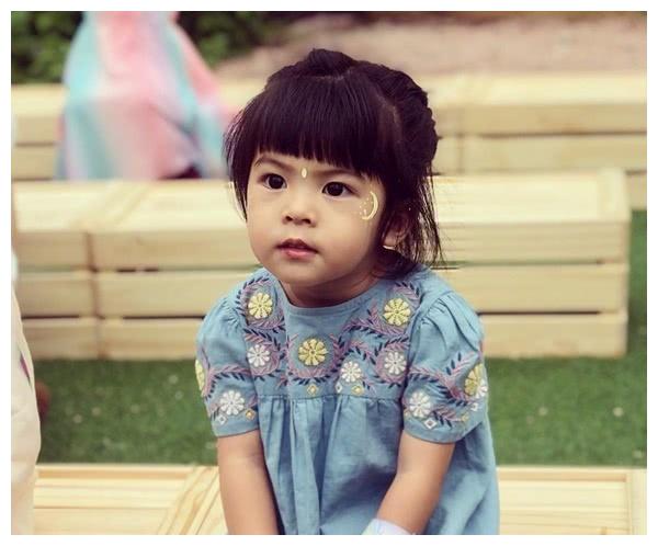 贾静雯分享女儿萌照,咘咘大眼萌动如小仙女,波妞成表情包太逗