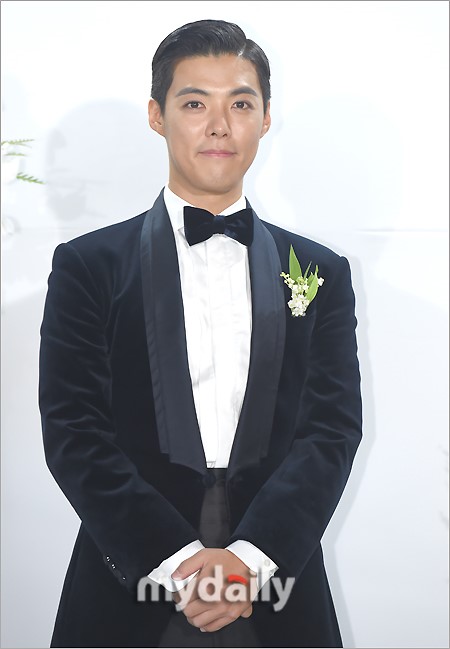 滑川康男首尔出席婚礼新闻发布会