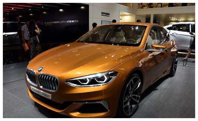 亲民新车宝马，它比奔驰更酷，全景玻璃车顶是必备之物