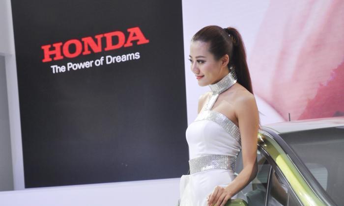 本田果然有野心，车模一亮相就成为焦点，哪个人还有心思看车