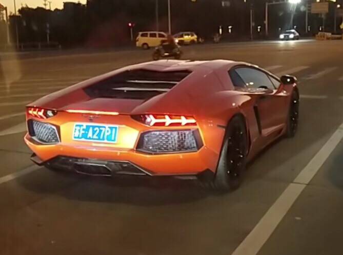 南通如皋街头实拍兰博基尼LP700跑车，轰鸣声响彻整条街！