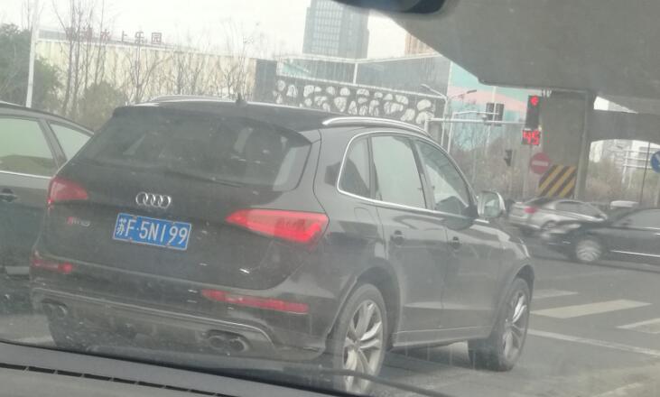 南通江海大道偶遇奥迪改装SQ5，四出排气很醒目！