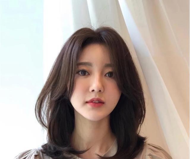 方脸发型女2020新款,2020年方脸中长发发型 这款中分刘海的锁骨卷发型在2020年也是很流行的,适合所有脸型的卷发