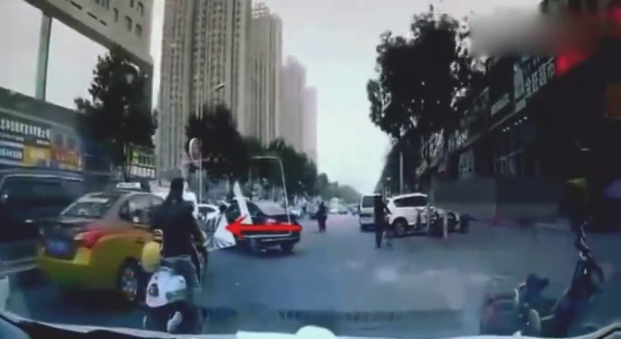 监拍电动车男子倒霉一幕，刚到大马路就被取走了生命