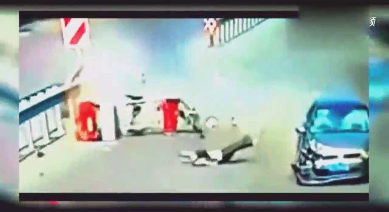 三轮车大爷看见车了还往前冲，被撞空中旋转一周，电动车瞬间变渣