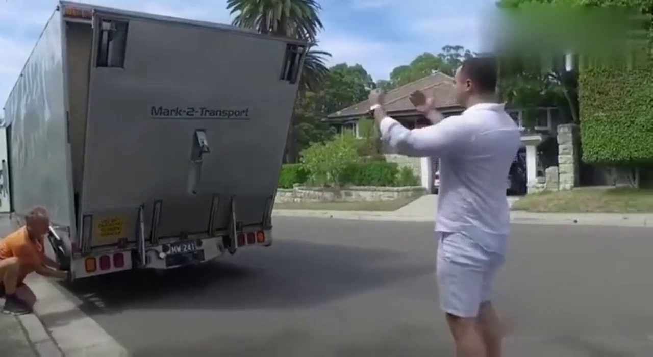 小伙买的跑车刚到货，开兰博基尼的朋友看到后都羡慕！