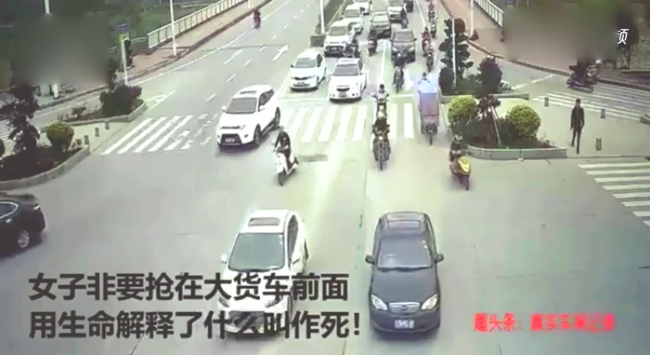女子习惯性的闯红灯，这次却遇上了大卡车，付出了生命的代价