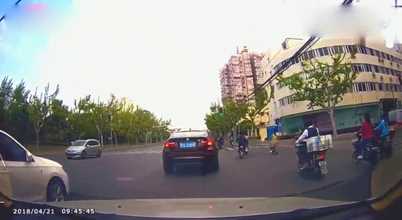 出租车转弯不让直行，越野车突然急停，差点出事