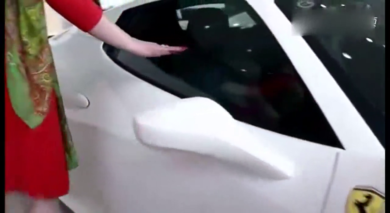 富婆4S店看中一辆法拉利跑车，结果一踩油门冲了出去