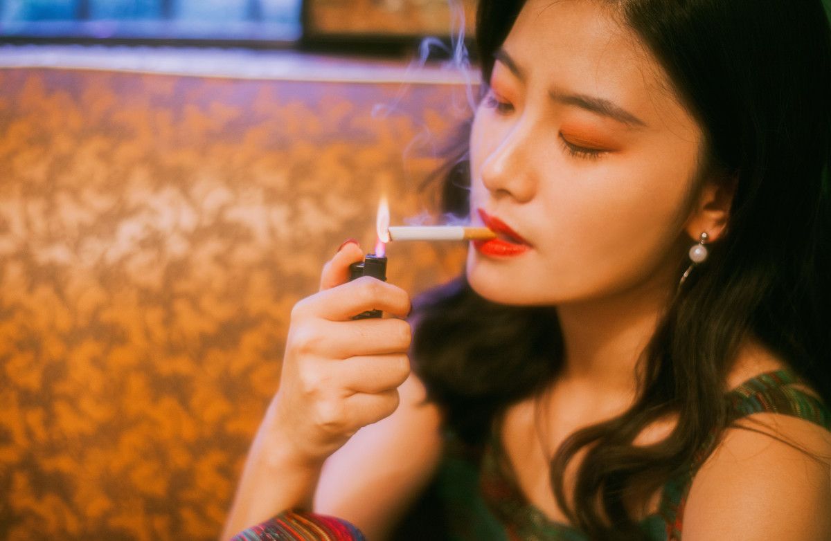简单摄影:不知道是听谁说过,吸烟的女人是不会没有伤痕的