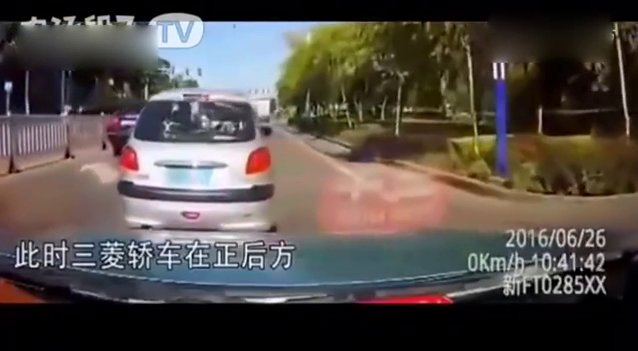 出租车怒刨三菱翼神，大伙怎么看？