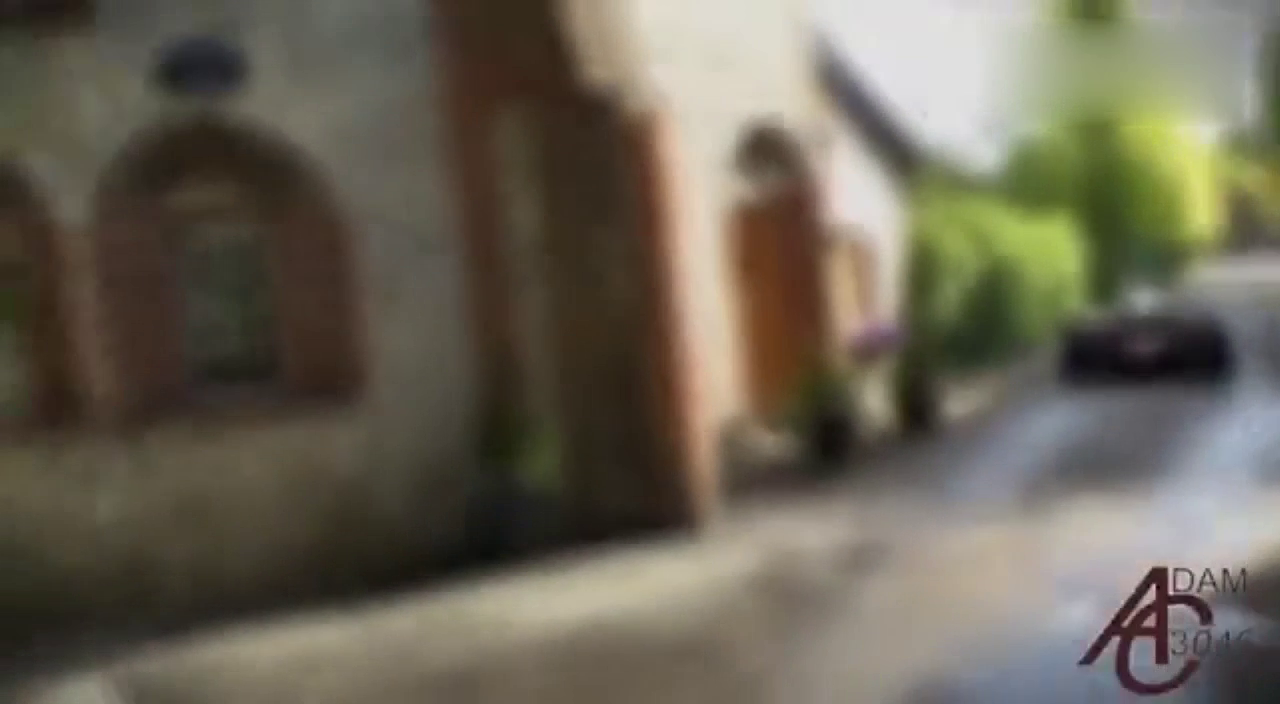 这台跑车回头率真高，太帅了！