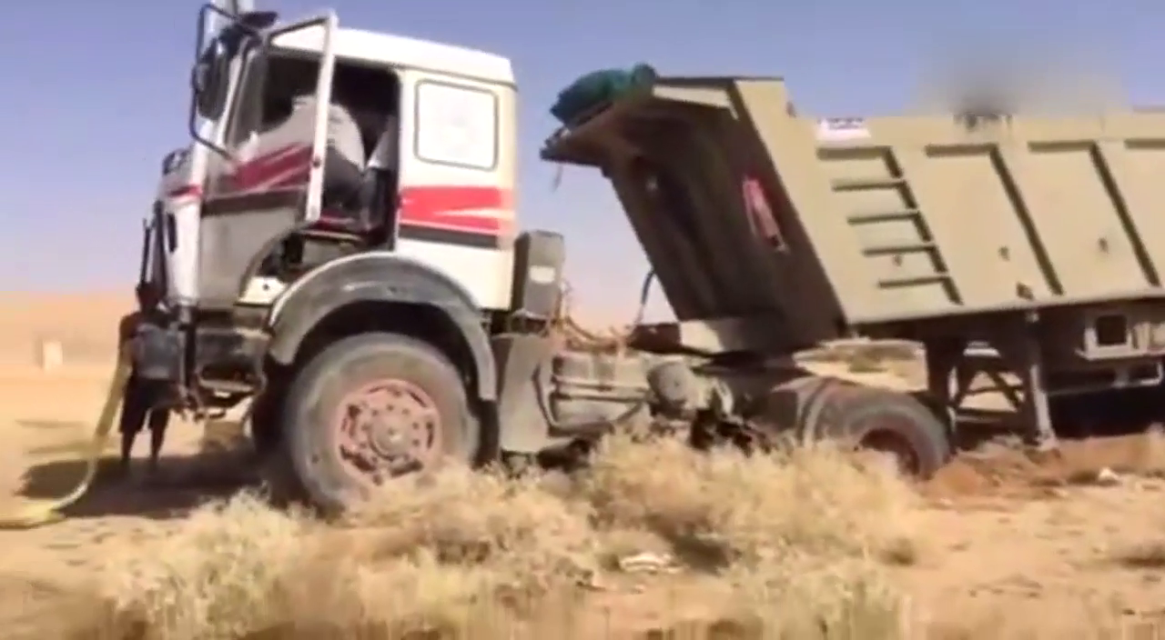 牛皮不是吹的，实拍日产途乐救援被陷卡车！