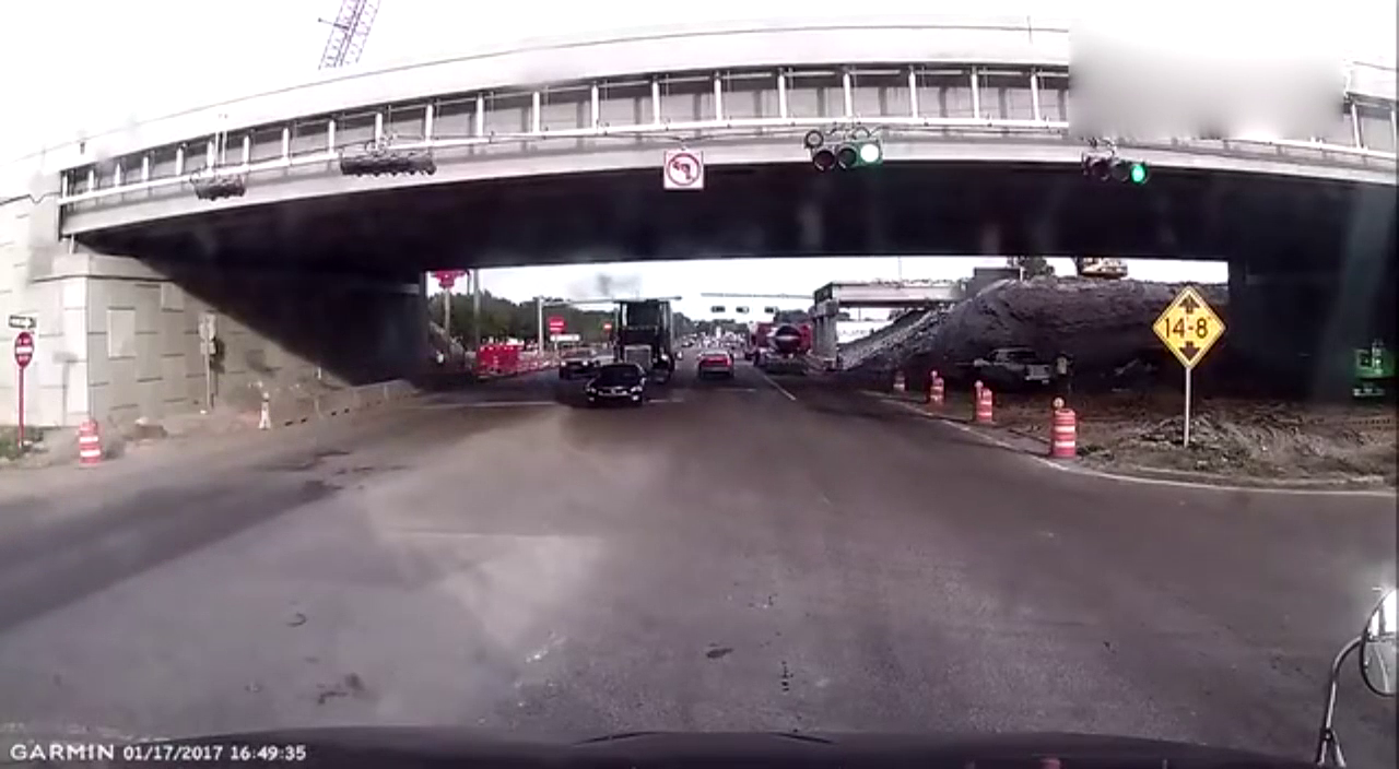 擎天柱卡车撞上美国校车 下一秒司机都想哭了