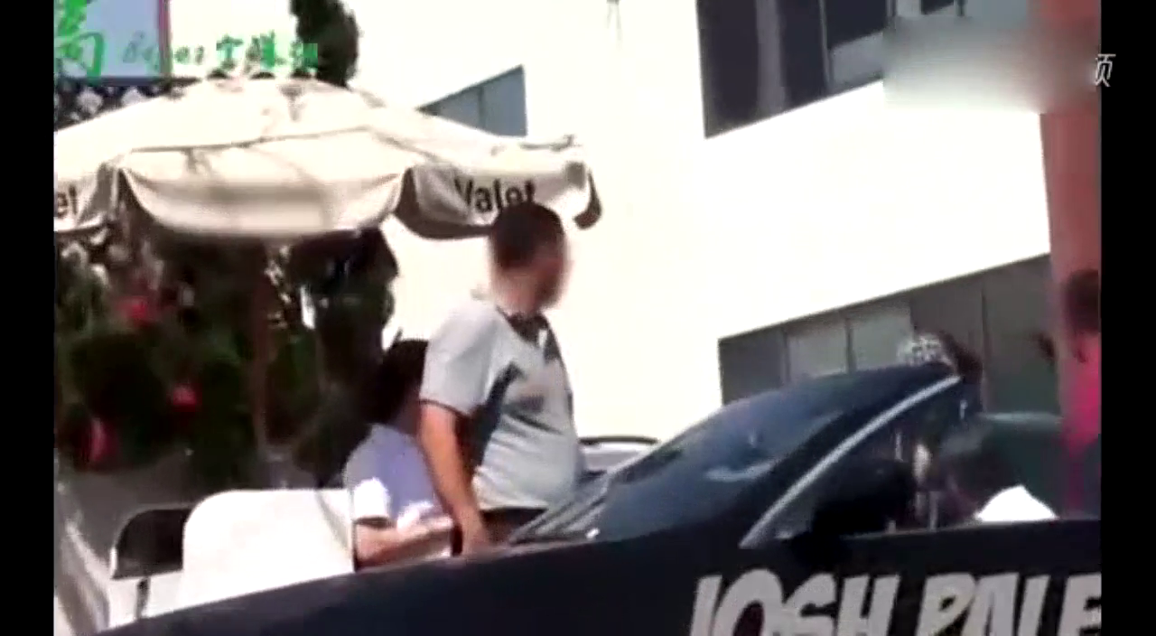 乞丐到饭馆吃饭被多次拒绝，接着他开保时捷跑车来打脸！
