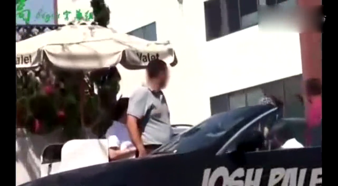 乞丐到饭馆吃饭被多次拒绝，接着他开保时捷跑车来打脸！