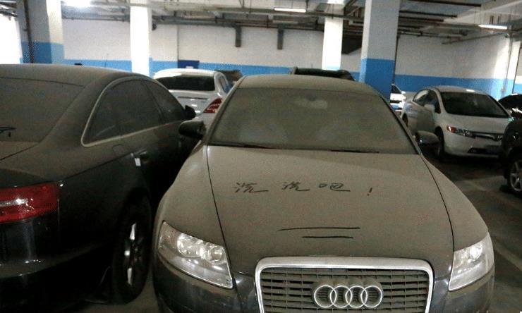 如何清理发动机上的灰尘？修车师傅：别急着用毛巾擦，会伤车