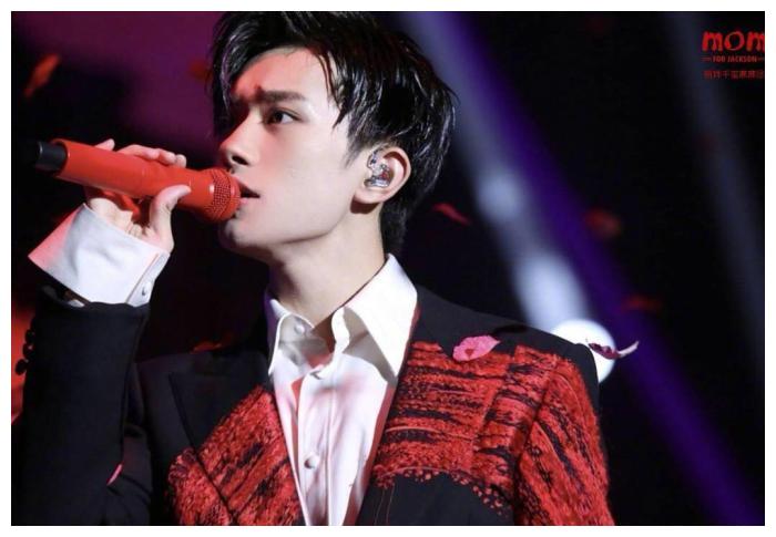 易烊千玺演唱会,犹如大型婚礼般的成人礼,粉丝:美到窒息