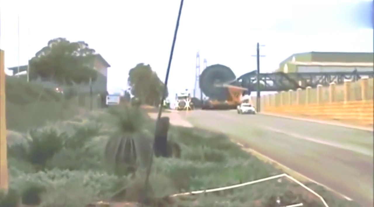 超大载重卡车，看见90度大转弯的一刻，就知道这月薪5万没白花