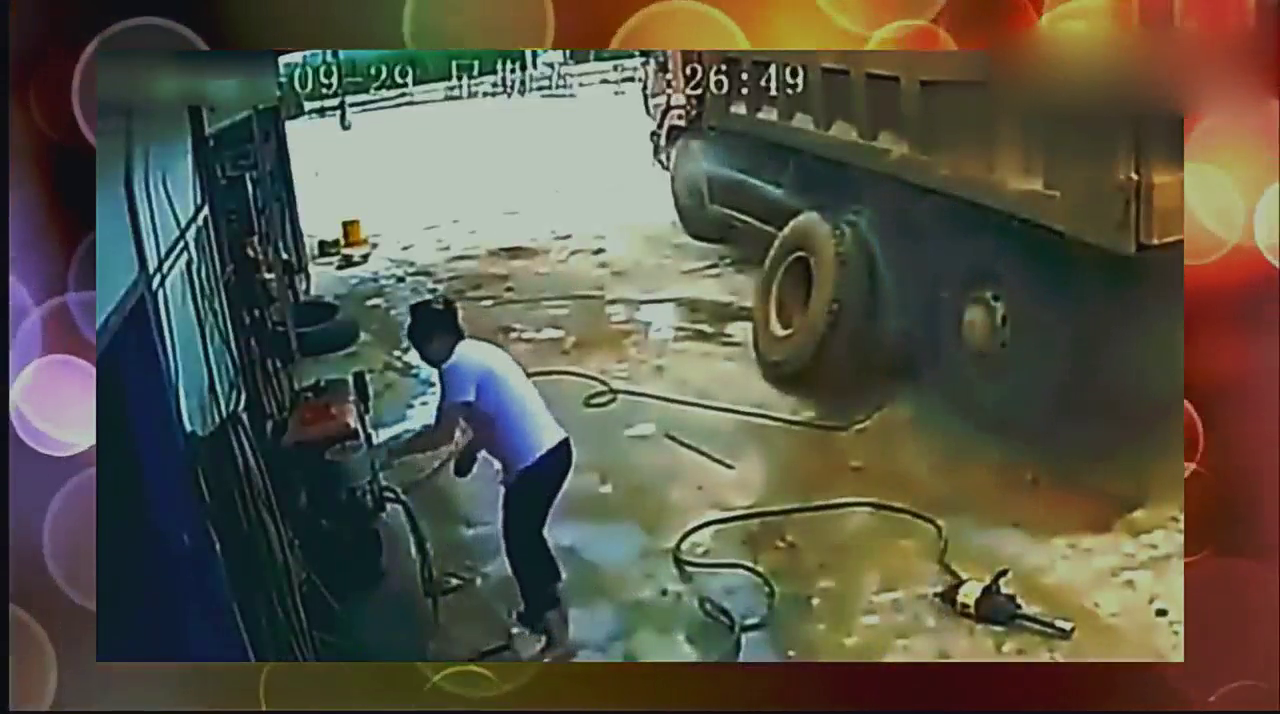 女子放心一旁聊天，丝毫不管一旁大卡车，结果悲剧了