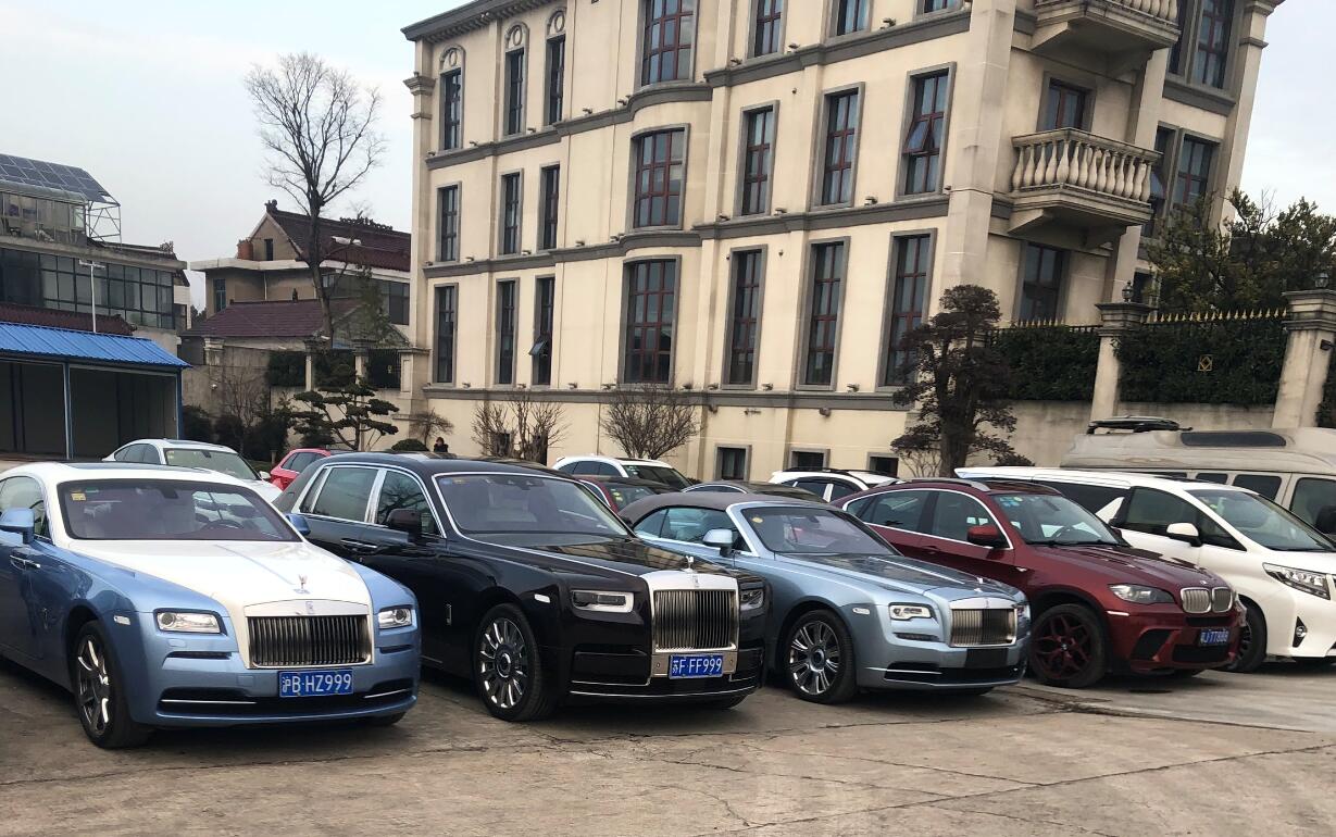 南通如皋农村某有钱人家停车场实拍，劳斯莱斯车队太壕了！