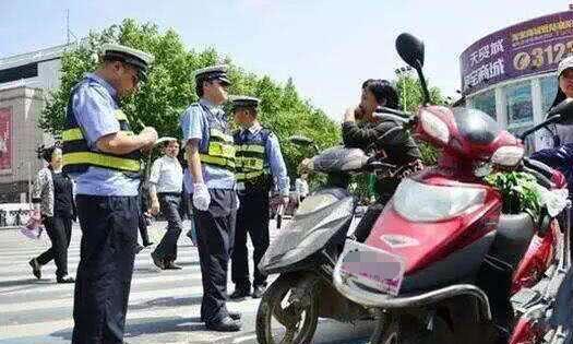 限电又出新花样，后座禁止载人，抓到必罚？交警做了解释