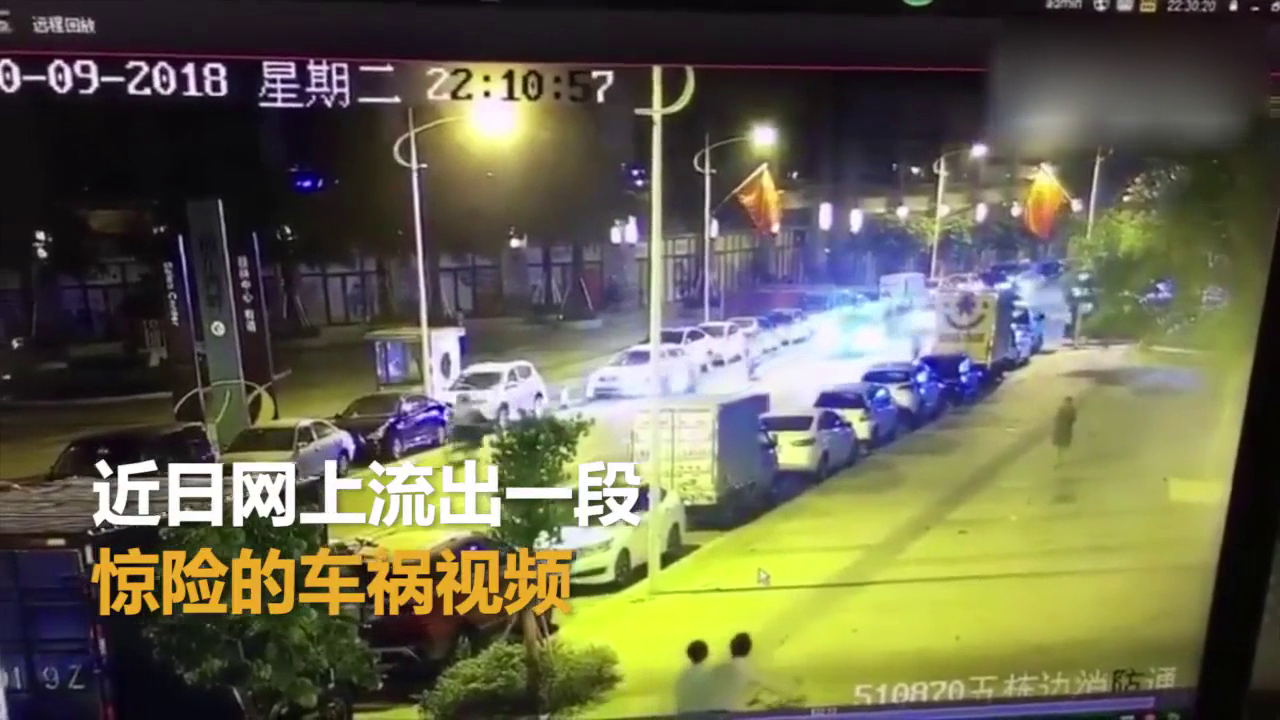 小车极速逆行猛怼电动车 黑衣男瞬间弹飞几米高