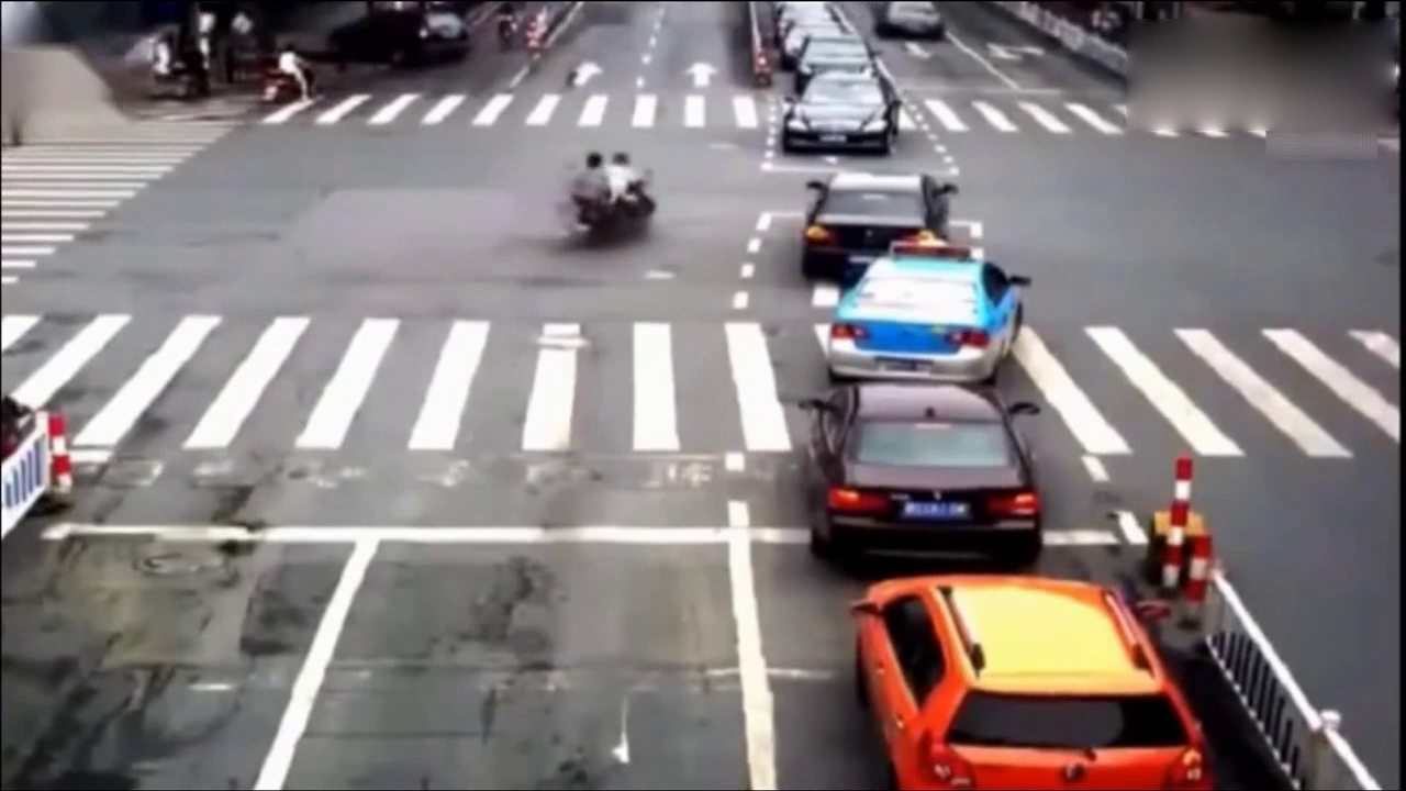 不是看不起电动车司机，但是你们有时确实太可恨了！