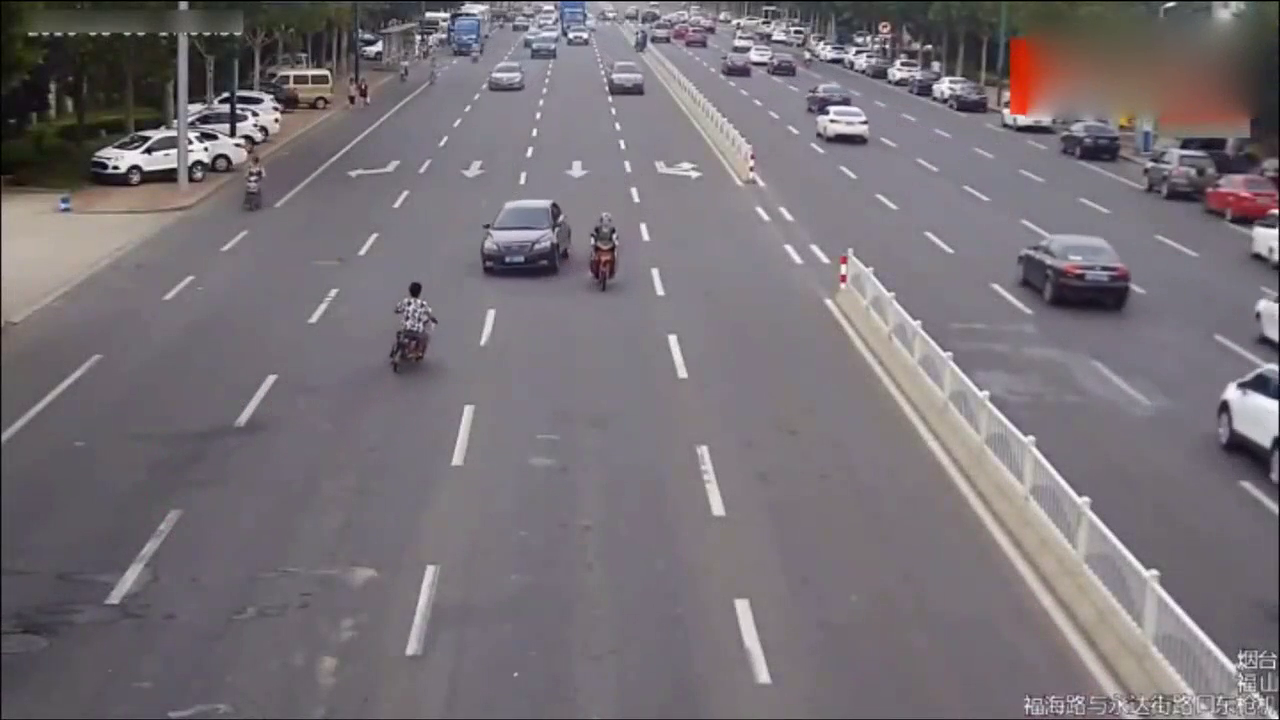 不作死不会死，电动车不仅逆行还随意横穿，结果付出惨痛代价