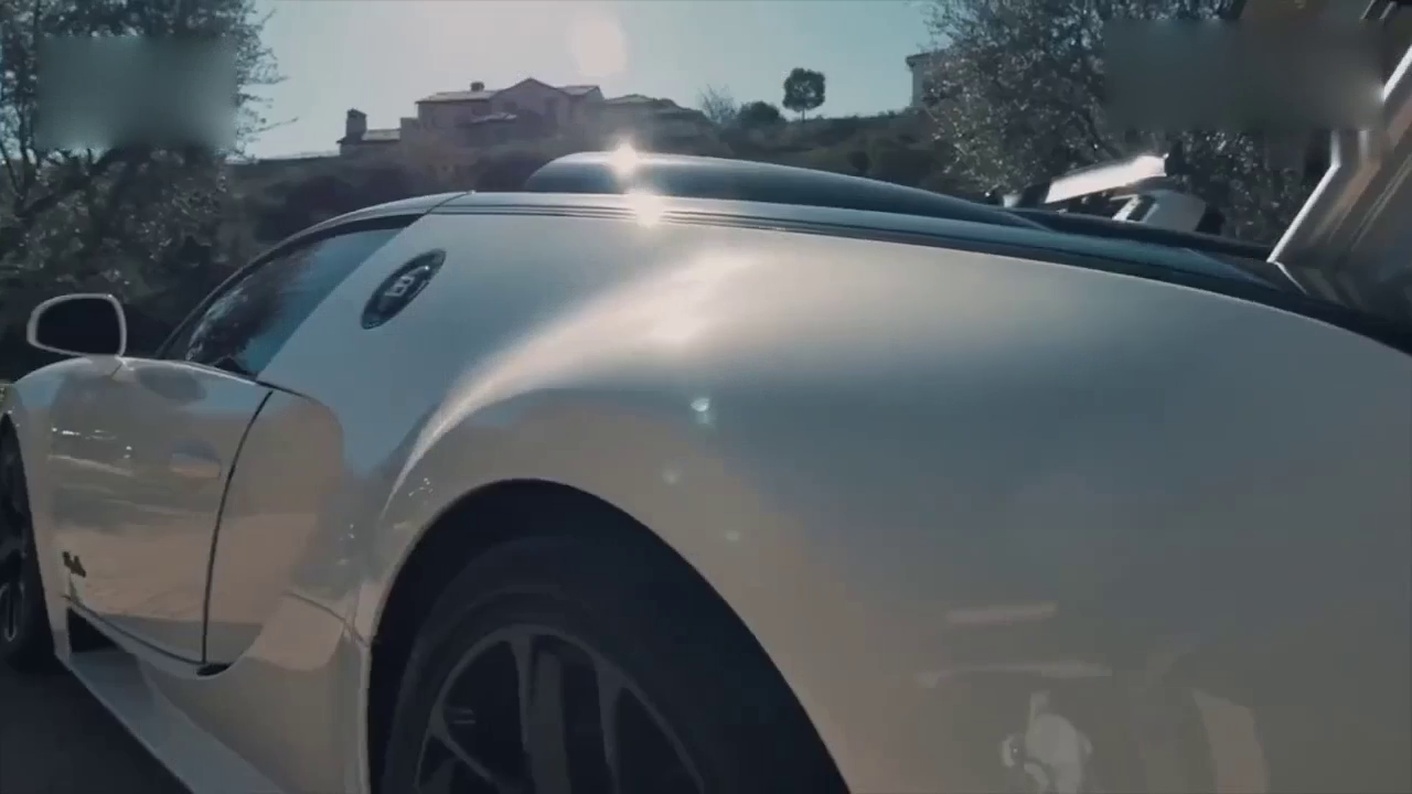 车库门打开的瞬间，才知道价值一亿的超级跑车有多么霸气