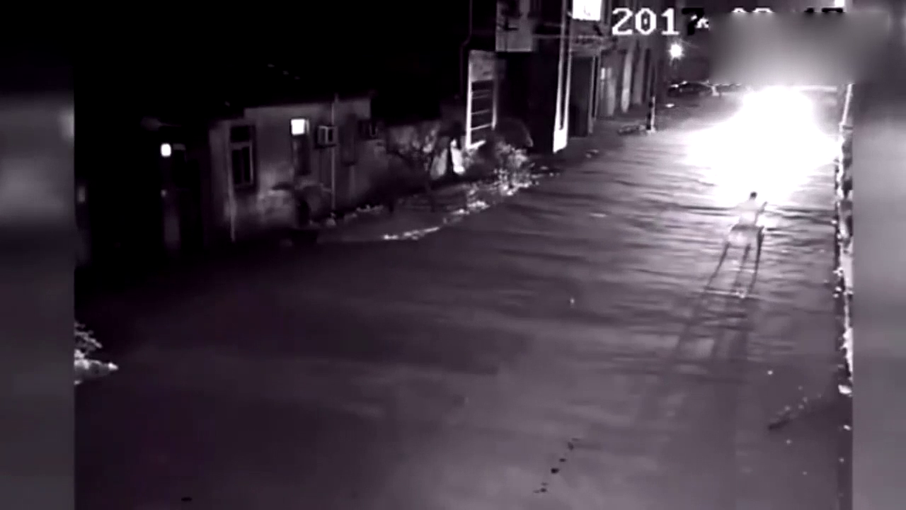 监控拍下电动车惨烈一幕，惨痛的教训