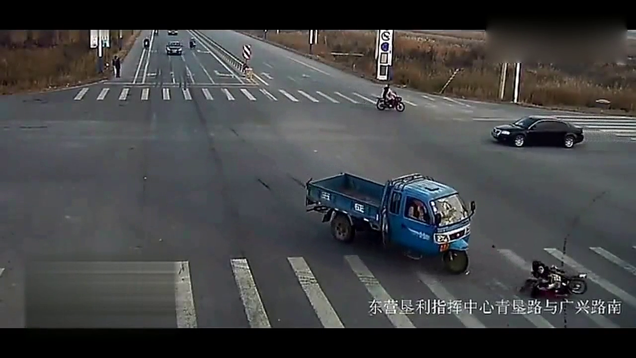 监控拍下全过程！农用三轮车闯红灯，害惨电动车美女！