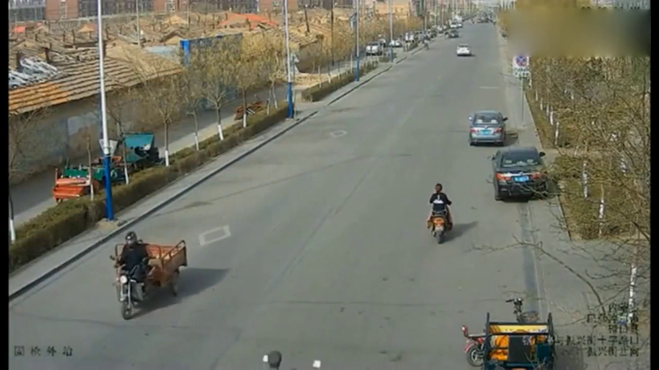 女司机突然打开车门，电动车女子惨遭撞飞，监控还原全程