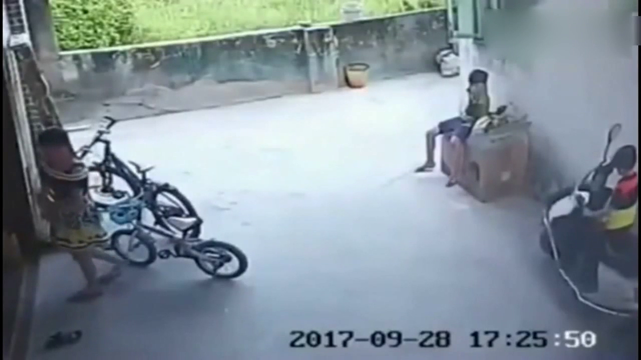 孩子在电动车上玩耍，妈妈飞奔而来，下一秒妈妈的心都碎了