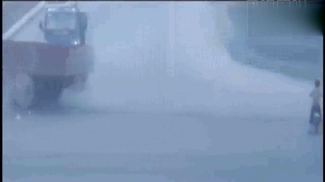 监拍三名电动车女子闯红灯，大卡车司机让速不让道直接撞了过去！