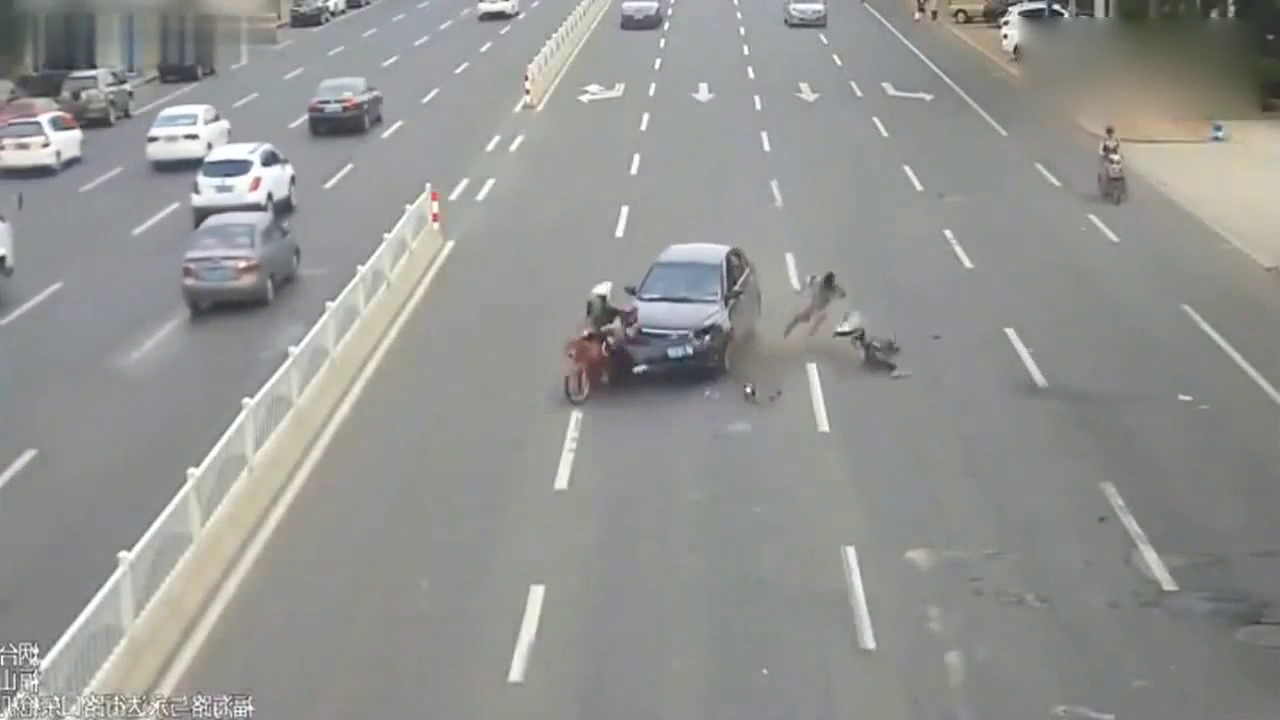 女司机一箭双雕，两辆电动车同时作死，她决定为民除害！