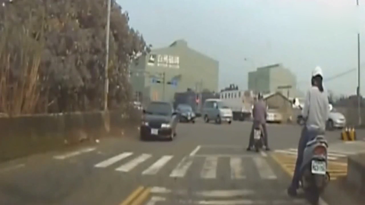 女司机再快也比不上摩托车，和奥迪对撞后，两辆电动车都没拦下他