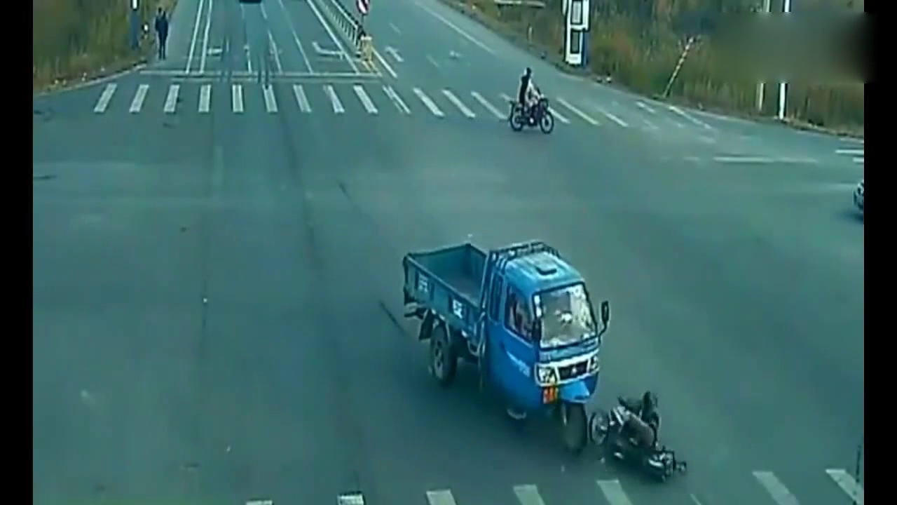 三轮车和电动车互相冲撞，幸亏人都没事