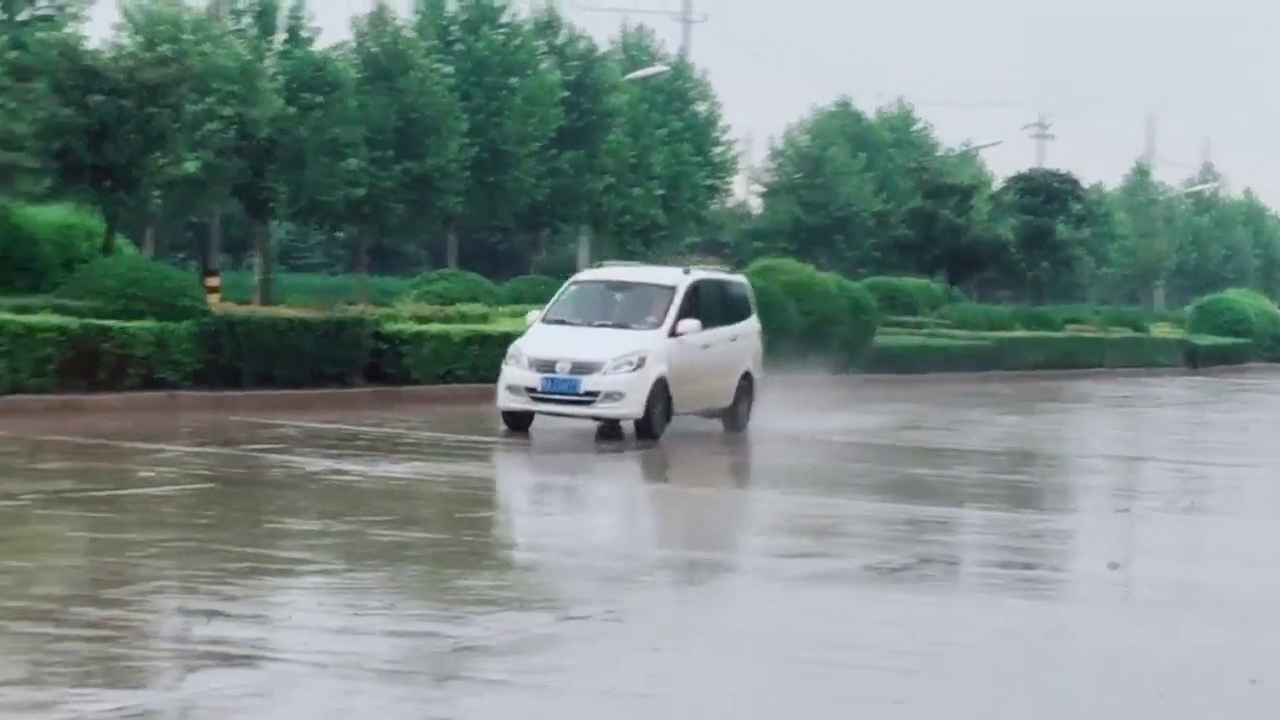 大哥把北汽面包车开出了跑车的感觉