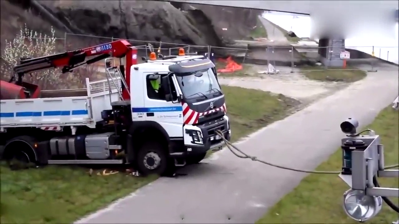 大卡车陷车居然找轮船来帮忙，还好没被拉下水！