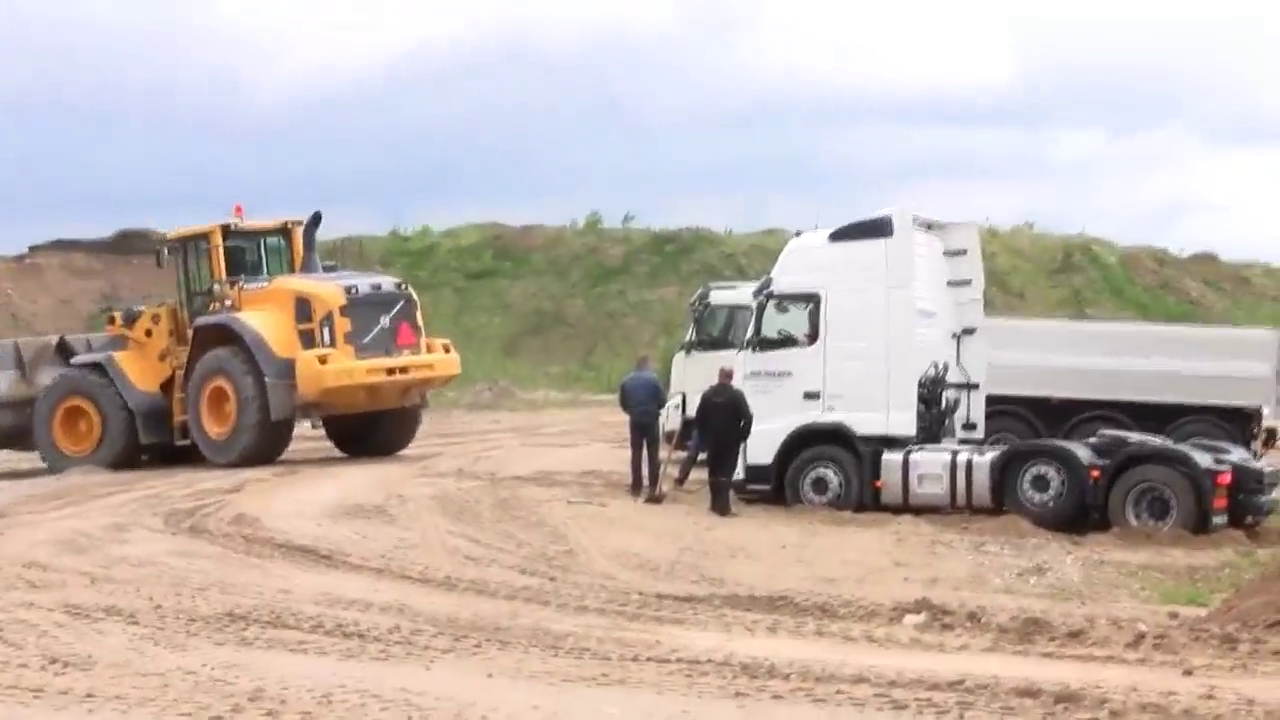 沃尔沃L180G装载机，一股气拔出沃尔沃FH12卡车