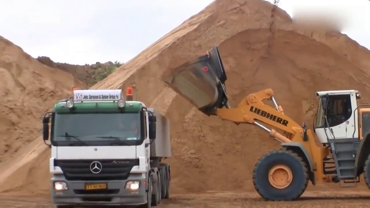 沙子堆成一座山，够装载机挥霍好几大卡车