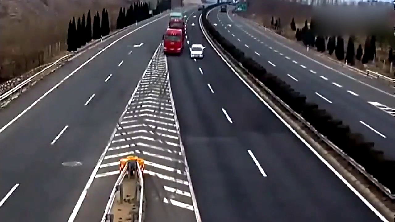汽车在公路交叉口犹豫转弯，大卡车直接帮他做出选择