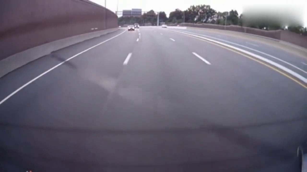 跑车打滑出去几百米，就这样撞报废实在可惜