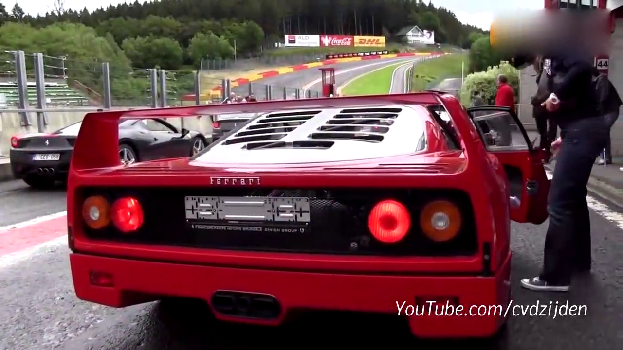 跑车赛道试跑，速度快且稳定