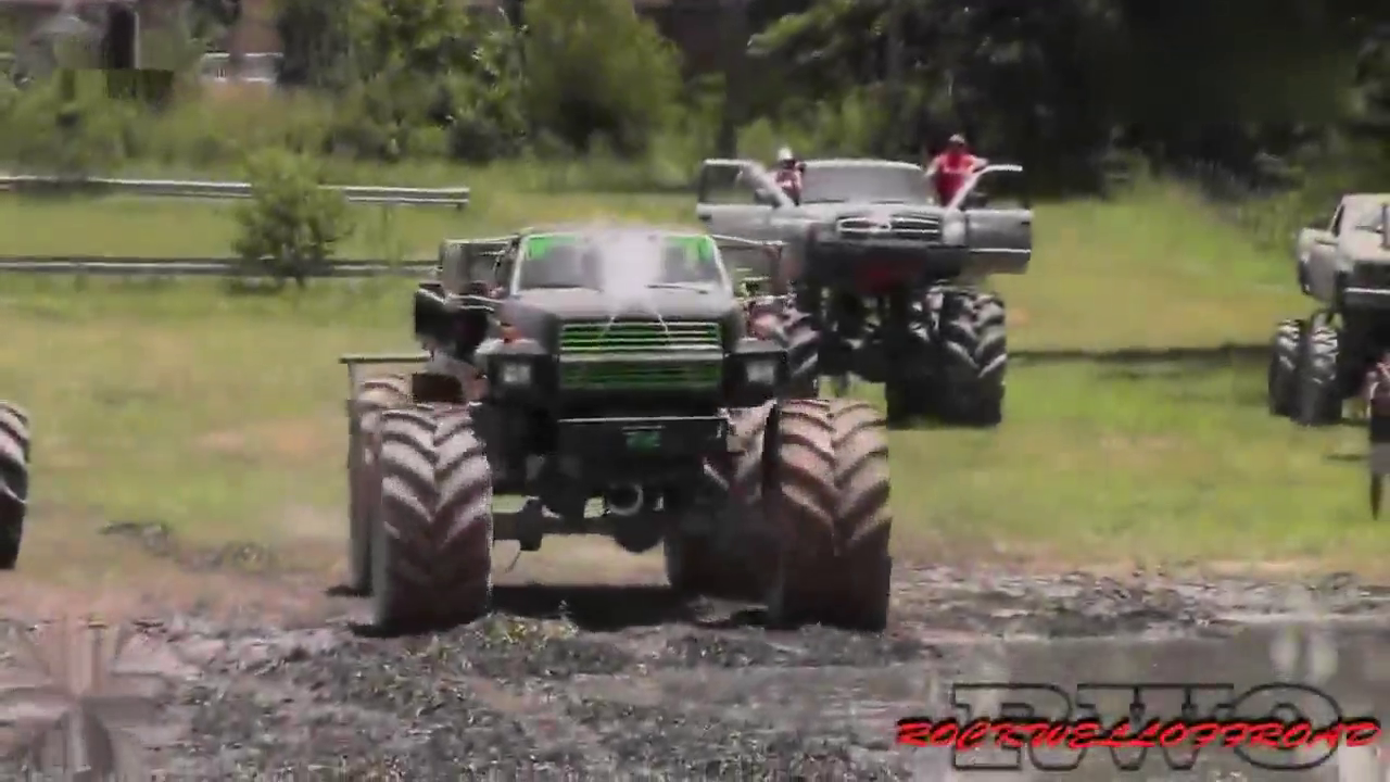 越陷越深 改装大脚卡车泥塘越野挑战