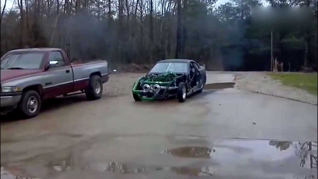 跑车装了两个超级排气管，一脚油门踩下去，车主彻底懵逼了！