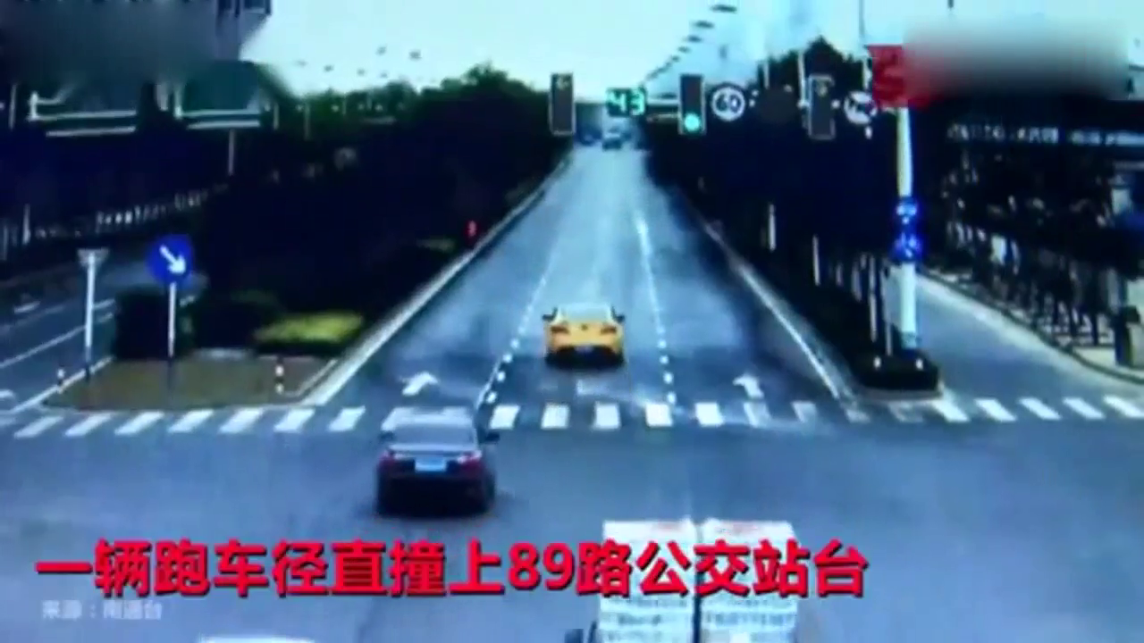 跑车“诡异失控”撞站台！