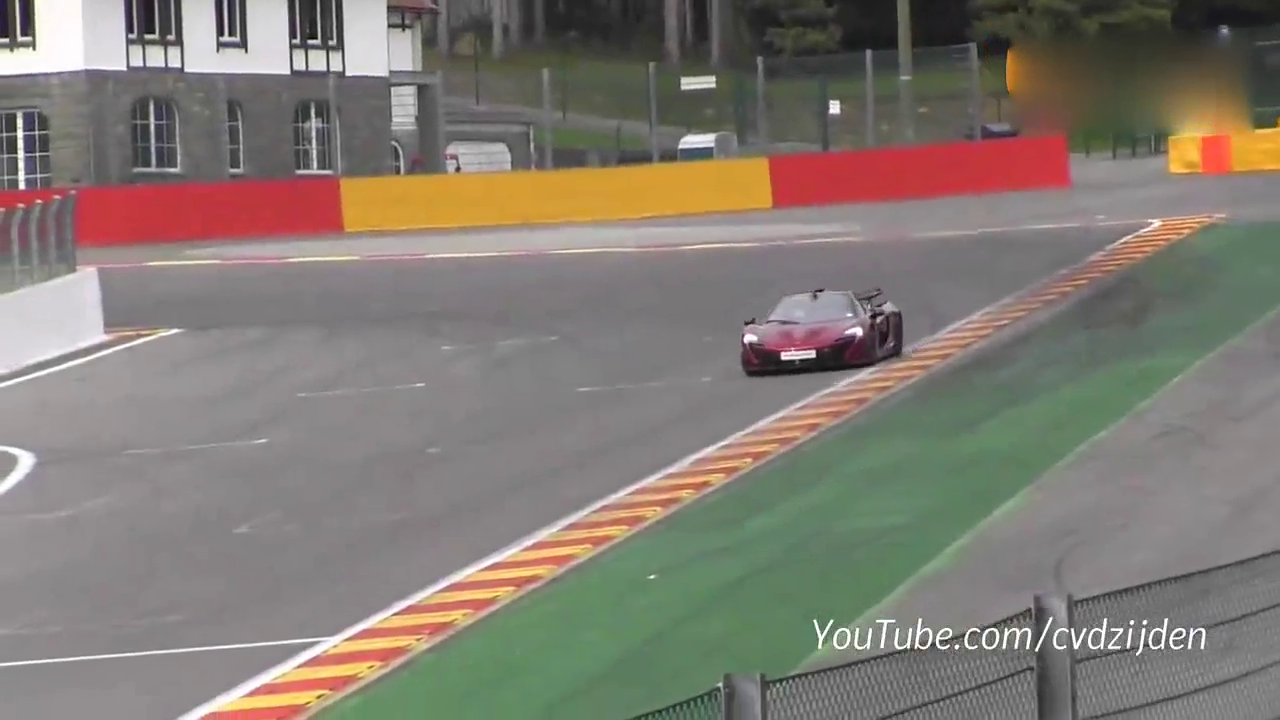 10辆迈凯轮P1跑车赛道上进行速度测试