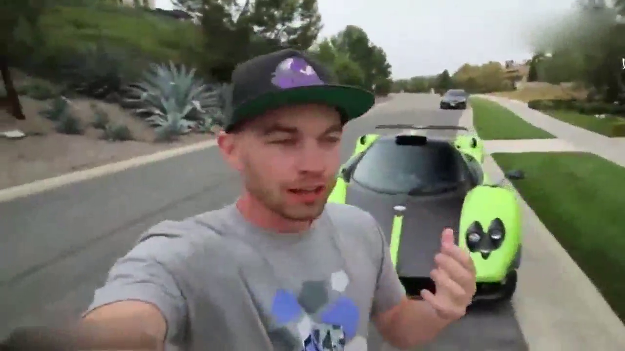 帅哥开兰博基尼逛跑车聚会，这样骚气的颜色，让布加迪都没了光彩